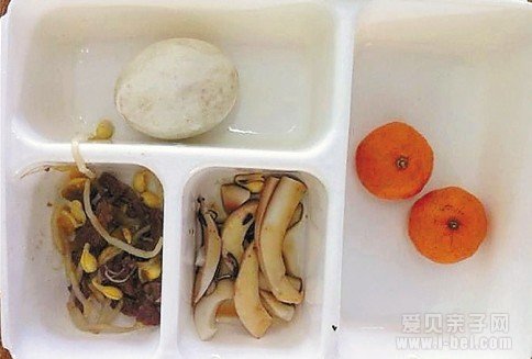 小学食堂午饭拿橘子当汤?