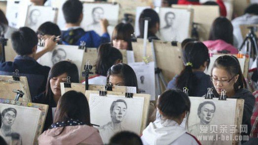 中国美院报考现场确认:加长林肯、悍马送考生