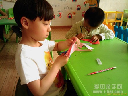 剪纸活动对幼儿成长发展有很多好处