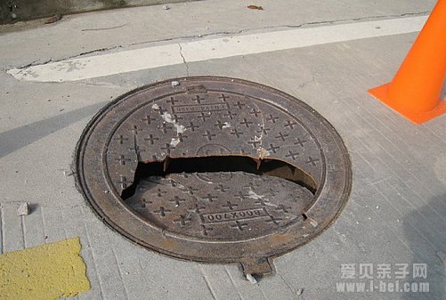 沙井盖残缺1/4,吞噬4岁小女孩 一瞬间阴阳相隔