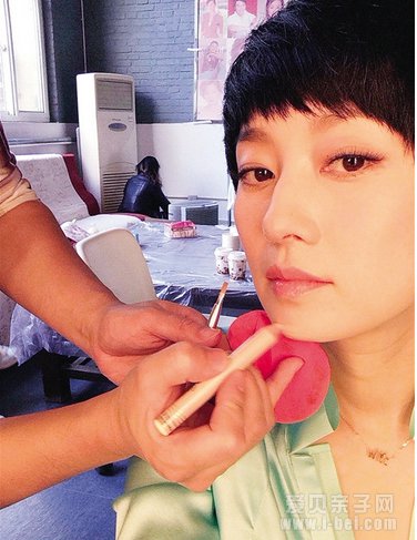 马伊琍出轨风波后复工 网友:为了女儿要坚强