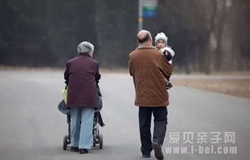 老人带孩子
