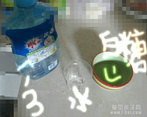 暑期家长自制的泡泡水游戏