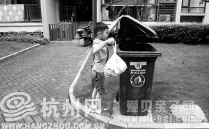 7岁男孩在小区推出“暑期跑腿服务” 三天挣83块钱
