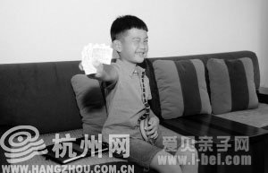 7岁男孩在小区推出“暑期跑腿服务” 三天挣83块钱