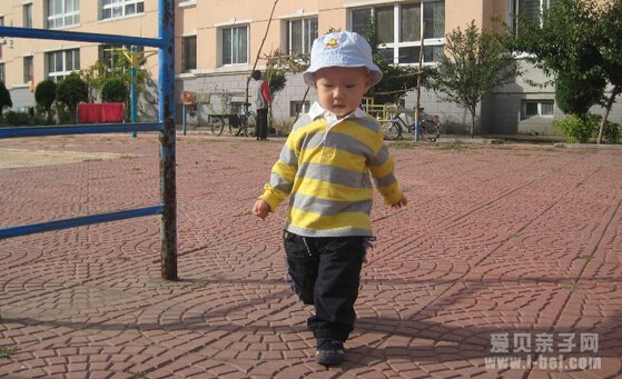 一岁的孩子训练爬行有妙招