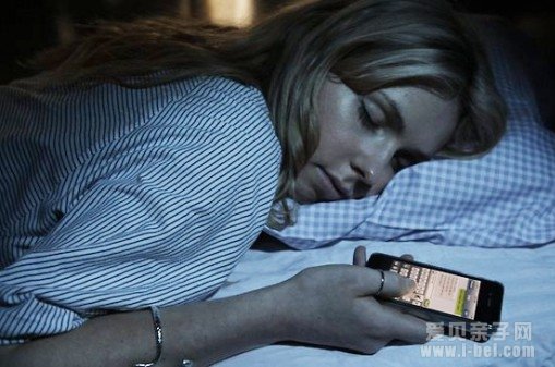 睡前玩手机伤害大 如何正确使用手机