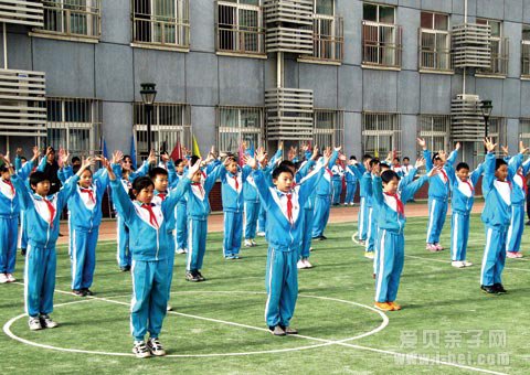 中国校服为什么这么丑?家长不再担心孩子早恋