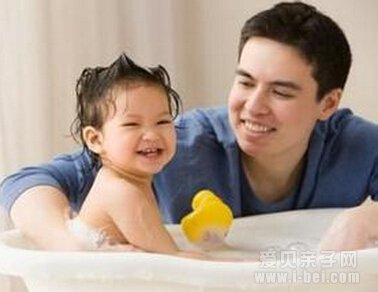 爸爸给宝宝洗澡,奶爸
