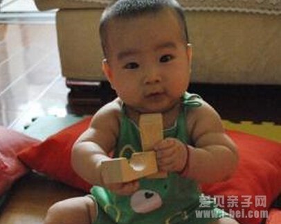 对敲玩具培养宝宝动手能力