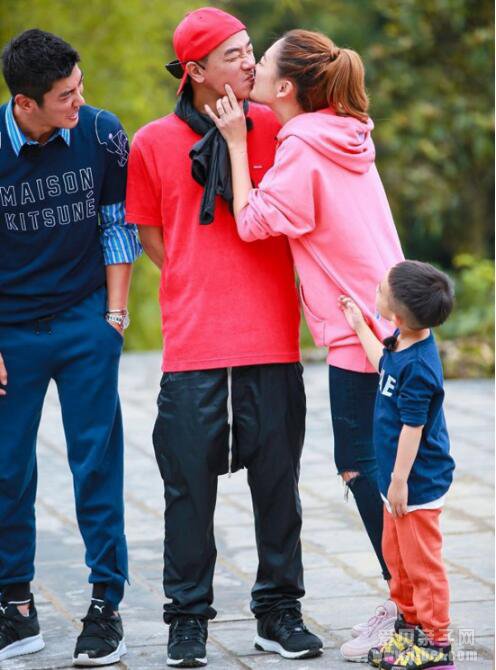 陈小春夫妇秀恩爱陈小春夫妇秀恩爱